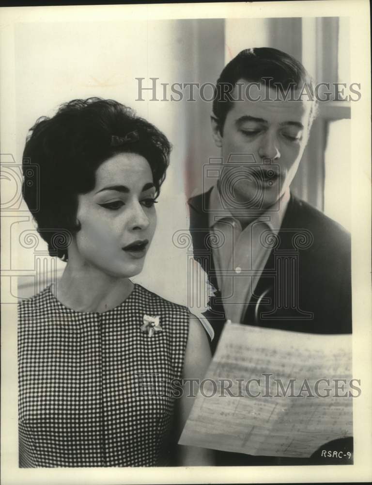 1962 Press Photo Carol Lawrence rehearses with Perry Como. - mjp43372- Historic Images