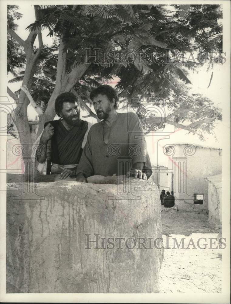 1975 Press Photo Burt Lancaster and Anthony Quayle in CBS' "Moses--the Lawgiver"- Historic Images