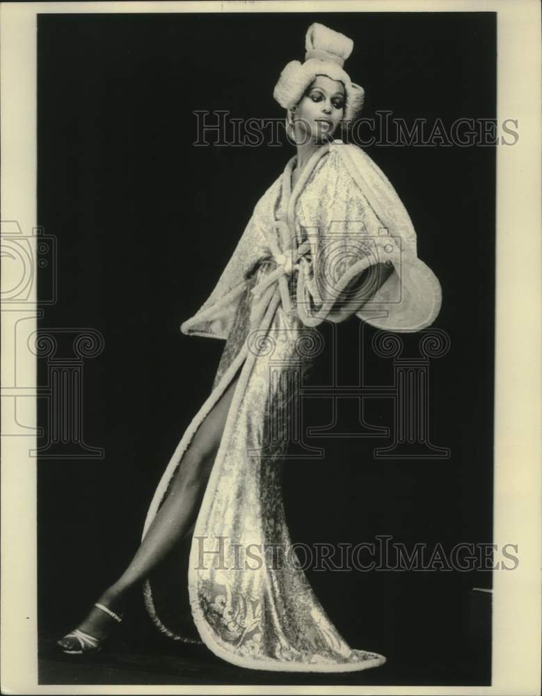 1975 Press Photo Diana Ross in fashion she designed for &quot;Mahogany&quot; - mjp43725- Historic Images