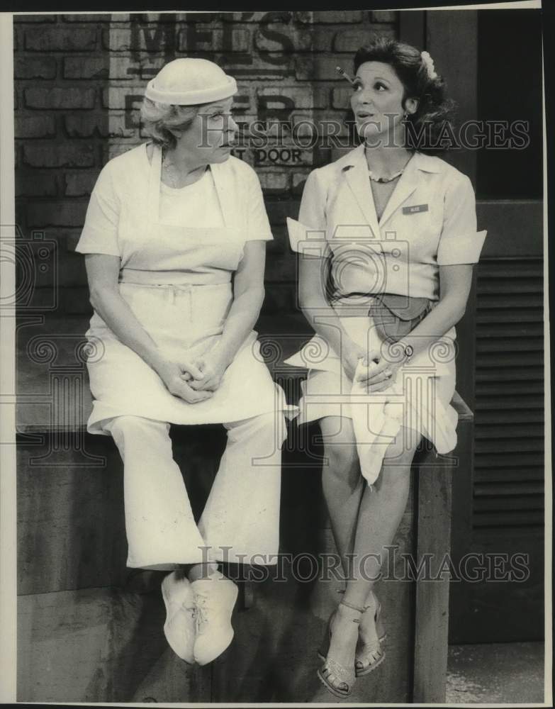 1980 Press Photo Martha Raye and Linda Lavin on &quot;Mel&#39;s Diner&quot; - mjp43877- Historic Images