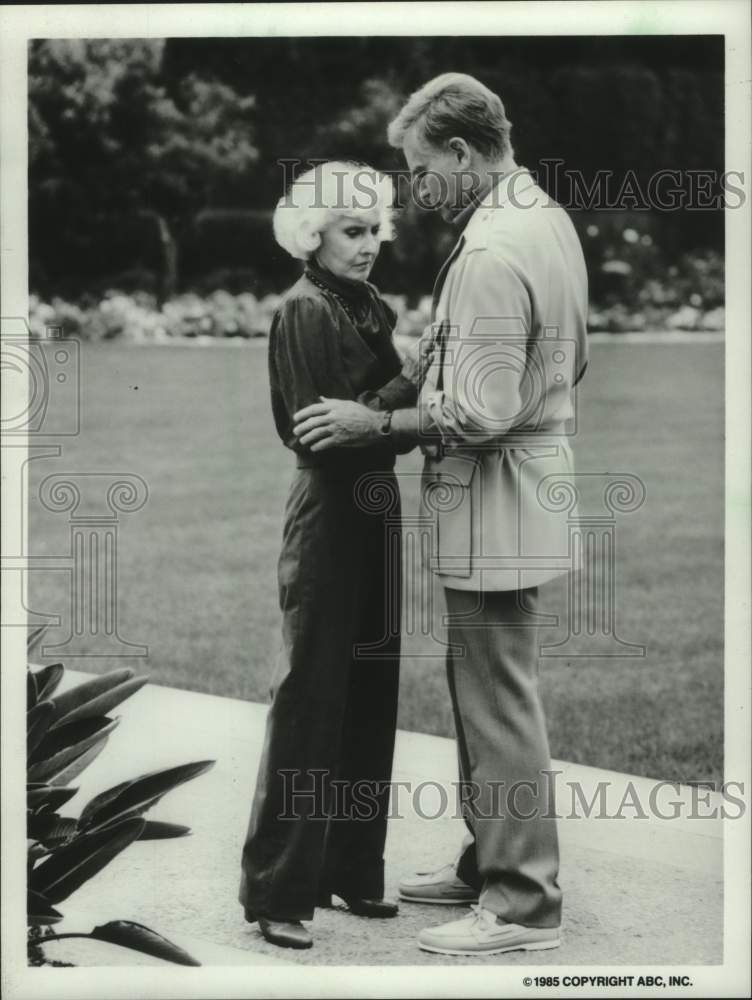 1985 Press Photo Barbara Stanwyck and Charlton Heston - mjp44068- Historic Images