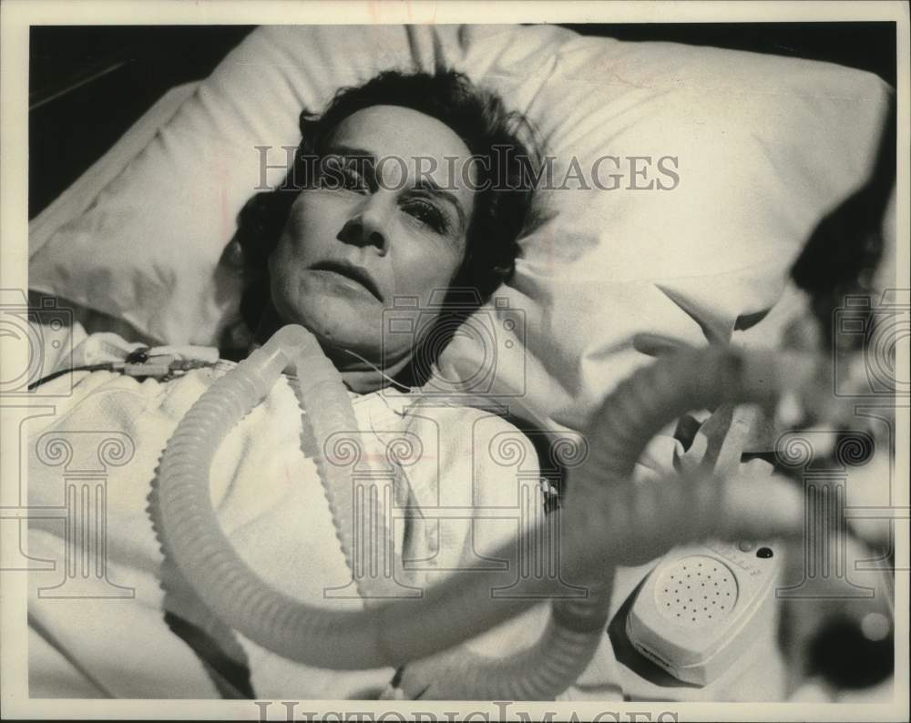 1984 Press Photo Actress Kim Hunter in hospital scene - mjp44389- Historic Images