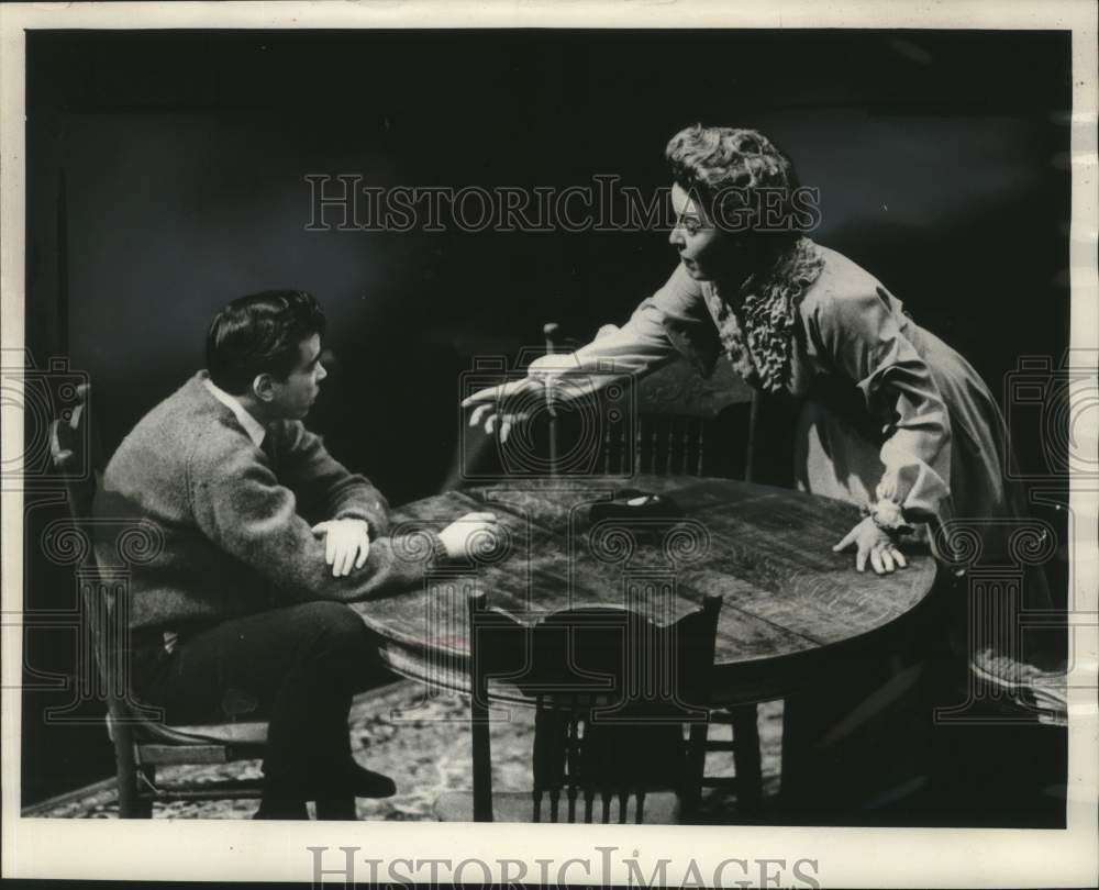 1964 Press Photo Sada Thompson and Morrie Pierce act in a scene in a play- Historic Images