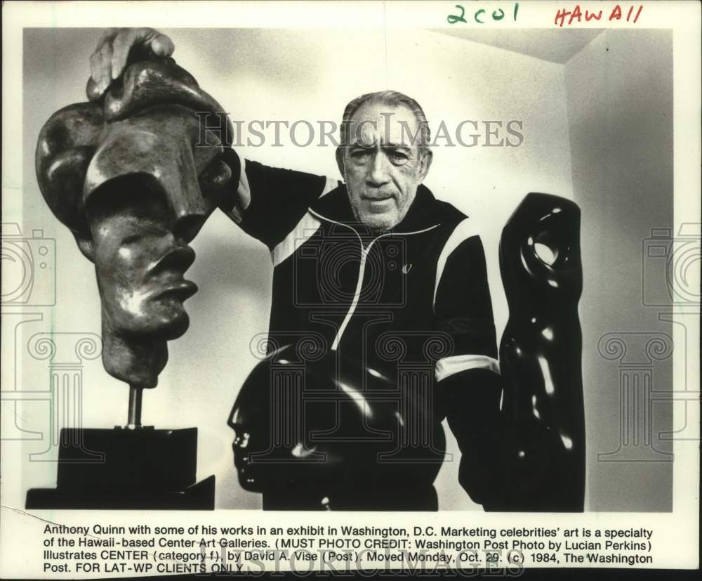 1984 Press Photo US actor Anthony Quinn shows his work in Washington DC- Historic Images
