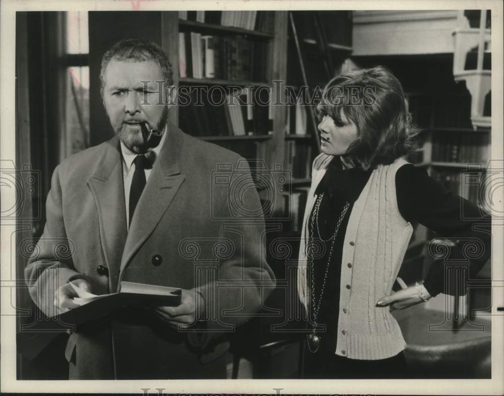 1971 Press Photo Anthony Quayle and Anneke Wills act on Strange Report- Historic Images