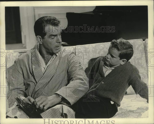 1965 Press Photo Fred MacMurray and Ronnie Dapo in Kisses for my President- Historic Images