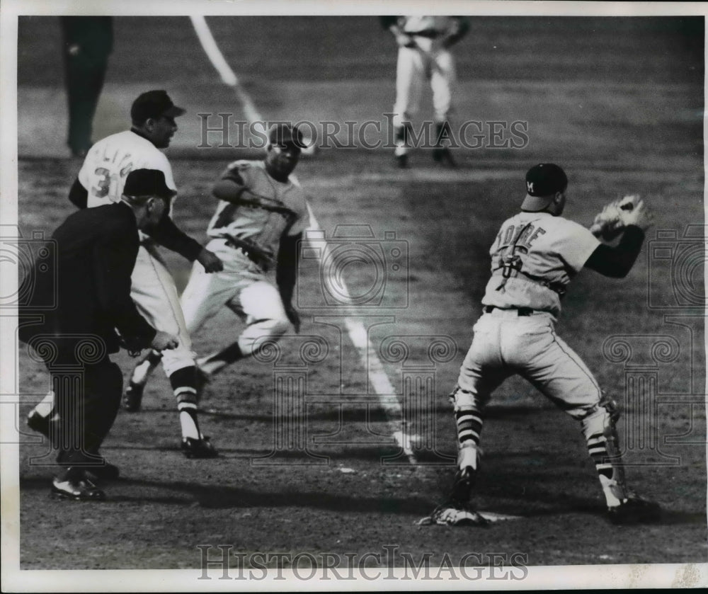 1964 Press Photo George Altman of Mets Out as Braves Joe Torre Makes Catch- Historic Images