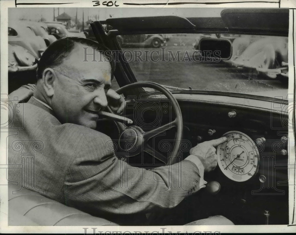 1939 Press Photo Barney Oldfield, Veteran Race Drive Points to Speedometer- Historic Images