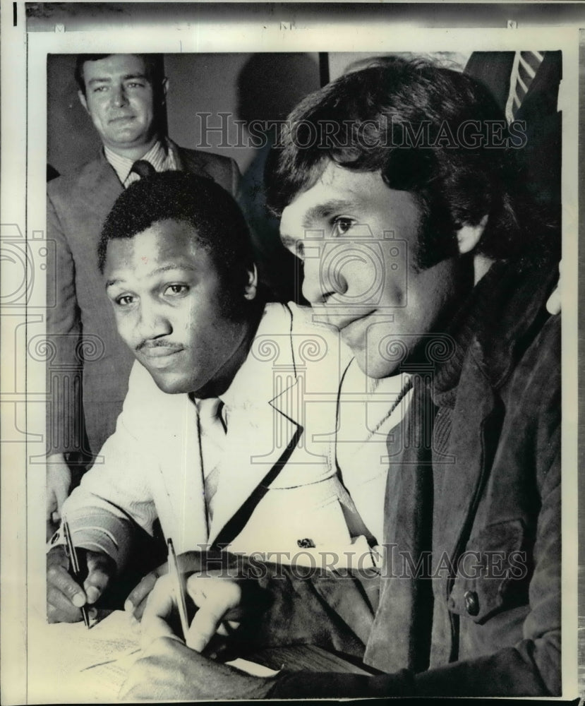 1971 Press Photo Boxer Joe Frazier Signs to Box Terry Daniels in New Orleasn- Historic Images