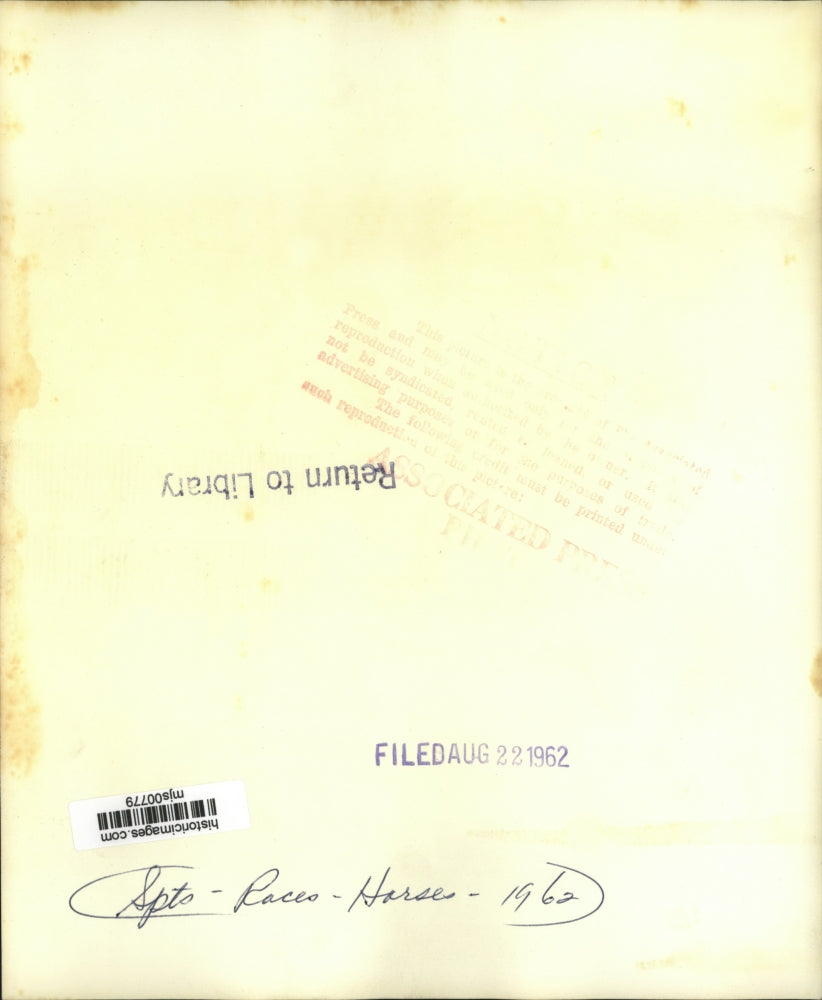 1962 Press Photo Dinner Alone ridden by John Sellers drives to first place win