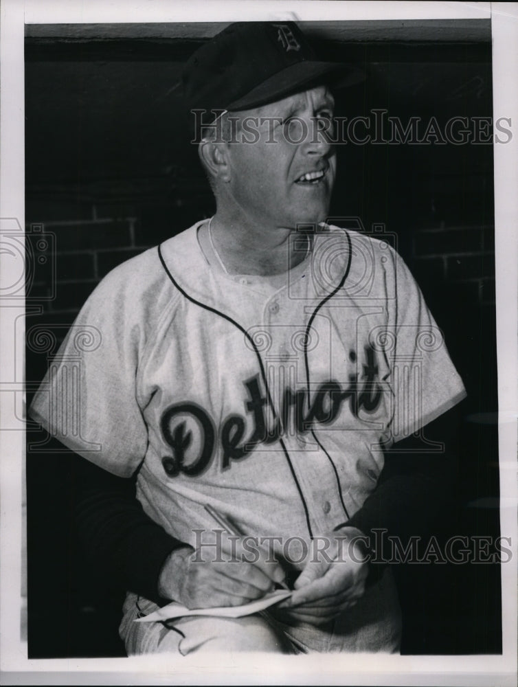 1958 Press Photo Detroit Tigers manager Jack Tighe making notes about his lineup- Historic Images
