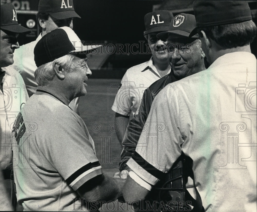 1986 Press Photo Retiring managers Earl Weaver & George Bamberger at home plate- Historic Images