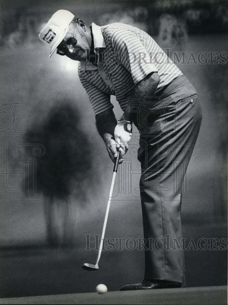 1980 Press Photo Miller Barber putted on 10th hole in Greater Milwaukee Open- Historic Images