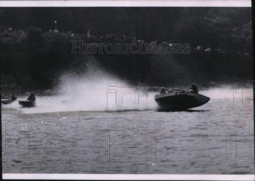 1954 Press Photo Ted Moberg takes lead in class AU event of Blue Ribbon regatta- Historic Images