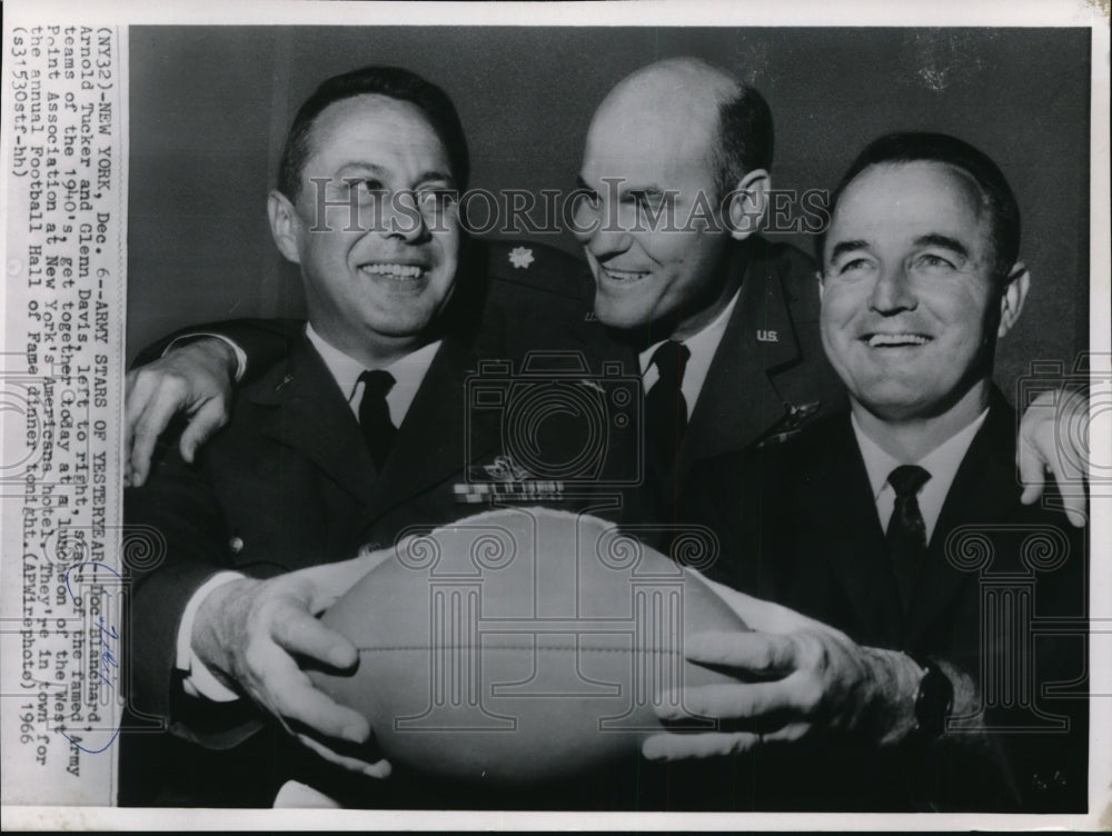 1966 Press Photo Famed Army teams of 1940&#39;s get together at NY Americana hotel- Historic Images