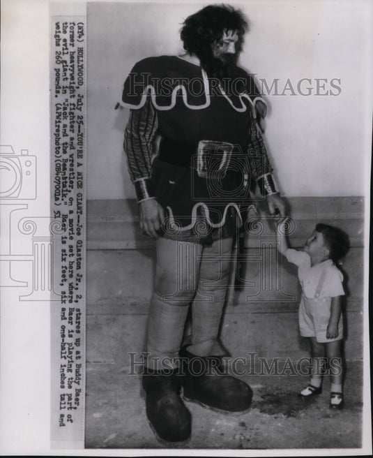 1951 Press Photo Joe Glaston Jr stares at former fighter & wrestler Buddy Baer- Historic Images