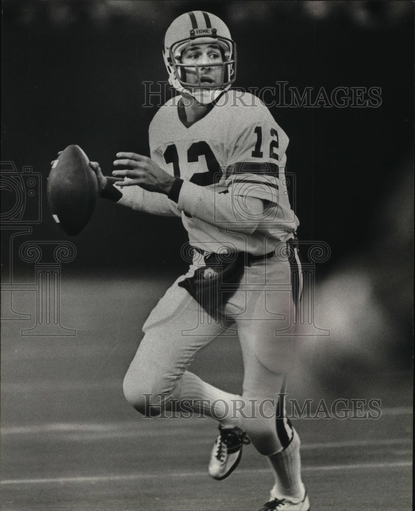 1981 Press Photo Wisconsin Randy Wright looked for receiver in Garden State Bowl- Historic Images