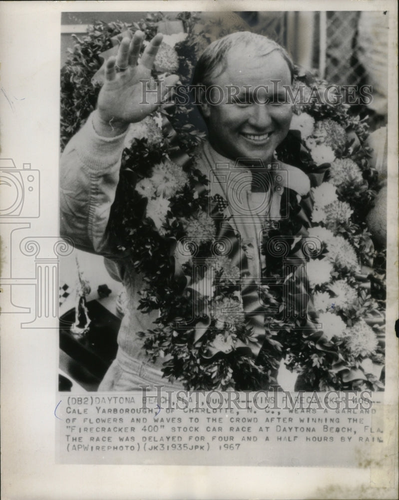 1967 Press Photo Cale Yarborough, Firecracker 400 stock car race winner in Fla.- Historic Images