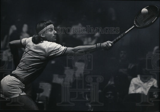 1984 Press Photo Bjorn Borg hit a backhand shot against Vias Gerulaitis- Historic Images