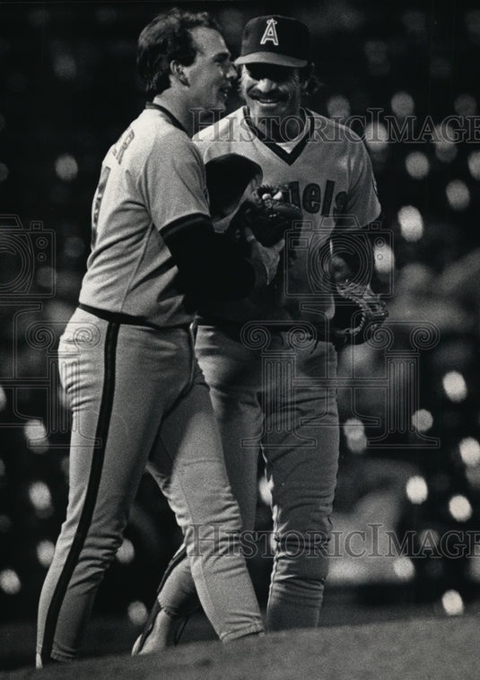 1986 Press Photo Baseballs' Wally Joyner (l) drew praise from Bobby Grich.- Historic Images