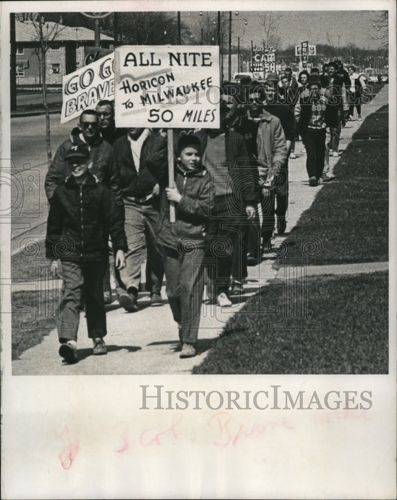 1963 Press Photo Thirty hardy Horicon baseball fans neared objective The Stadium- Historic Images