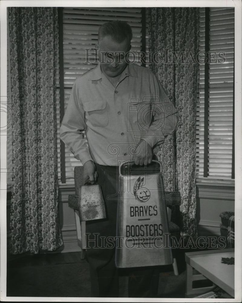 1954 Press Photo Joe Green of Waukesha, who rang his bell at Braves games.- Historic Images