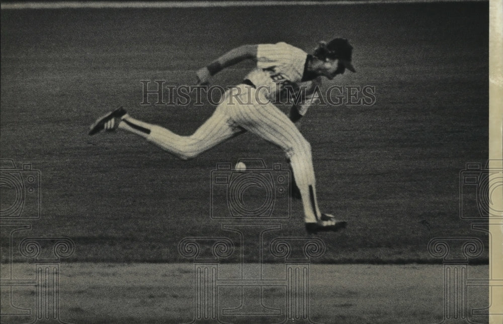 1982 Press Photo Chasing the ball- Historic Images