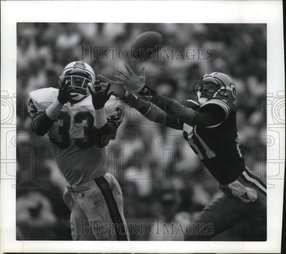 1991 Press Photo Packer receiver Perry Kemp (81) reaches for the football.- Historic Images