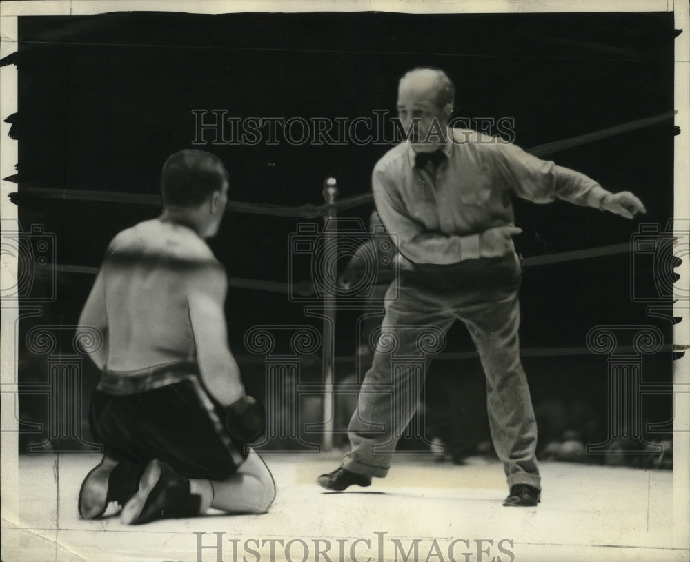 1938 Press Photo Lou Ambers lightweight champion assumes prayerful pose.- Historic Images