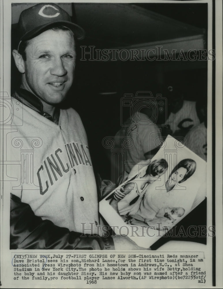 1968 Press Photo Cincinnati Reds Manager Dave Bristol see son for fist time.- Historic Images