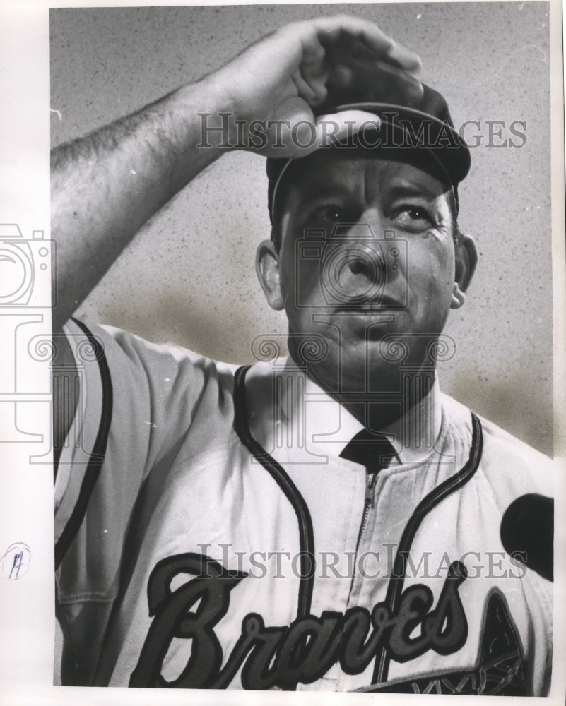 1962 Press Photo Milwaukee Braves baseball manager, Bobby Bragan tries new cap- Historic Images