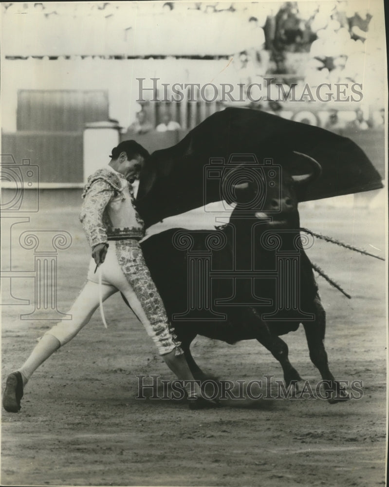 1959 Press Photo Gregorio Sanchez Does a Beautiful Pase de Pecho (Chest Pass)- Historic Images