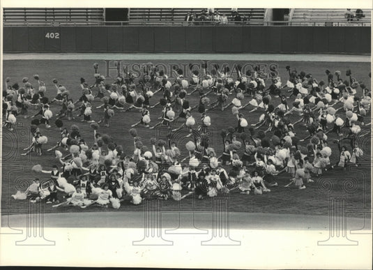 1986 Press Photo Cheerleaders of 16 High Schools Perform Before A Brewers Game- Historic Images