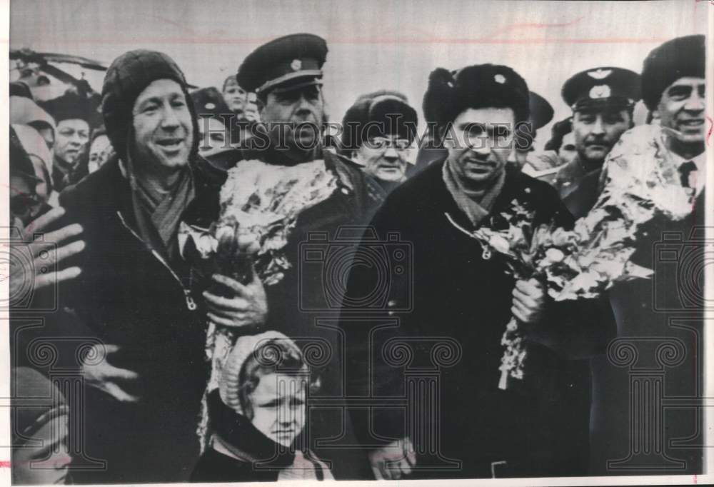 1965 Press Photo Soviet crowd in Perm greeted cosmonauts Leonov &amp; Belyayev- Historic Images
