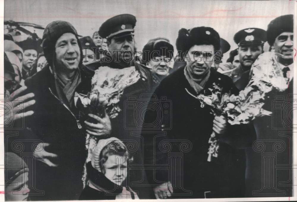 1965 Press Photo Soviet crowd in Perm greeted cosmonauts Leonov & Belyayev- Historic Images