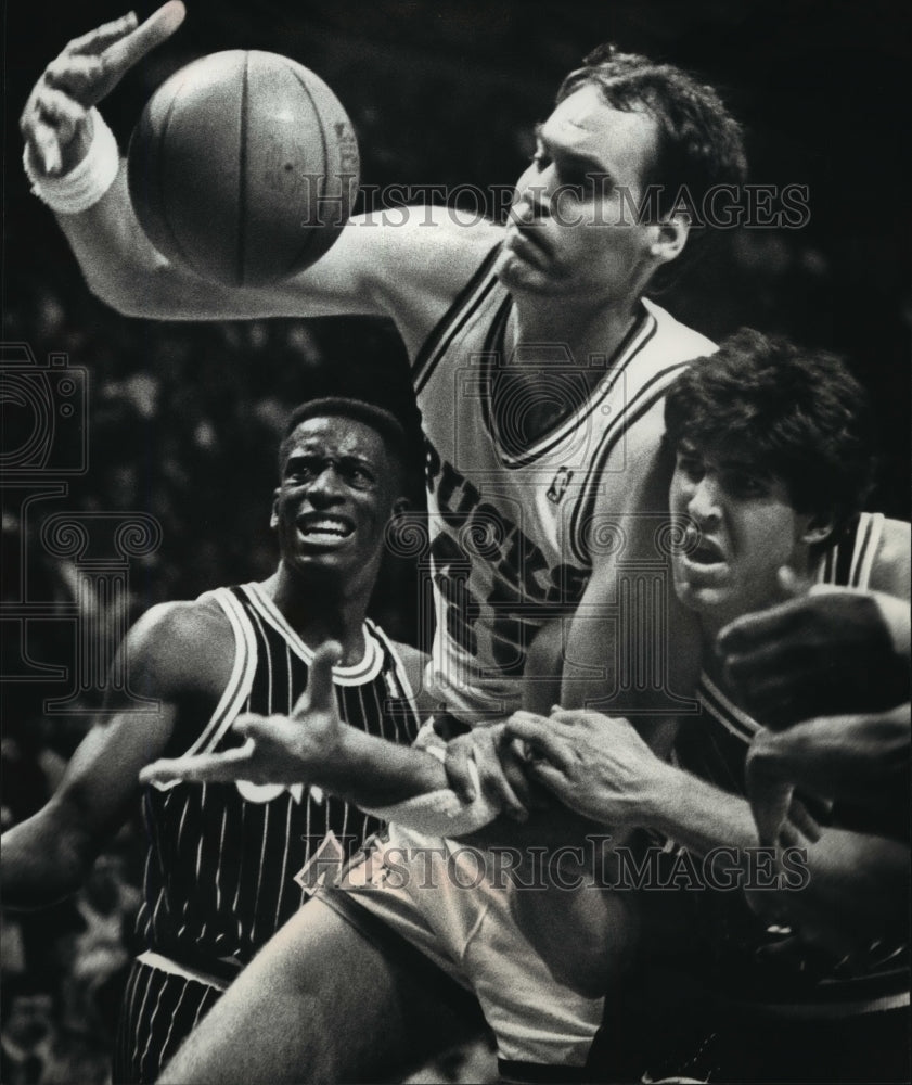 1989 Press Photo Milwaukee Bucks - Randy Breuer and Orlando&#39;s Mark Acres- Historic Images