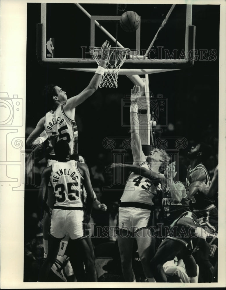 1987 Press Photo Milwaukee Bucks - Randy Breuer in Game with New York Knicks- Historic Images
