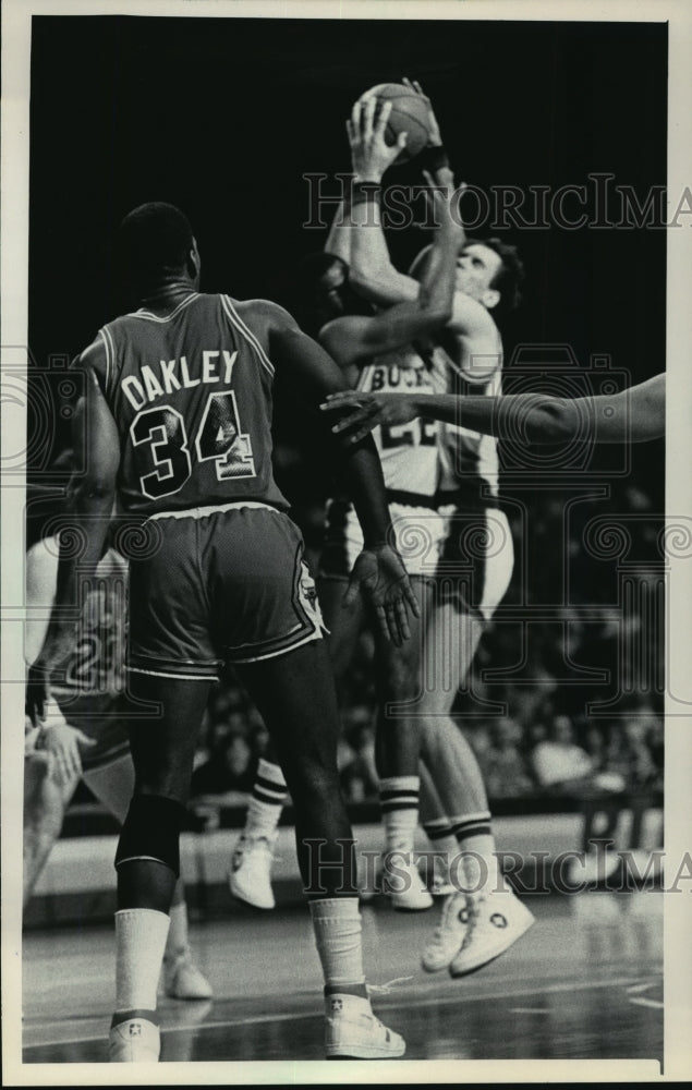 1986 Press Photo Milwaukee Bucks - Randry Breuer, Center, in Basketball Game- Historic Images