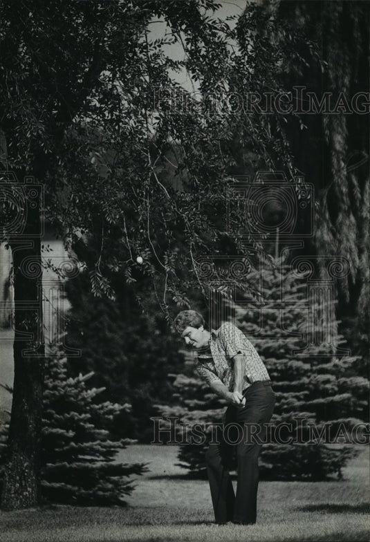 1983 Press Photo Golfer Mark Bernowski makes a shot during Wisconsin State Open- Historic Images
