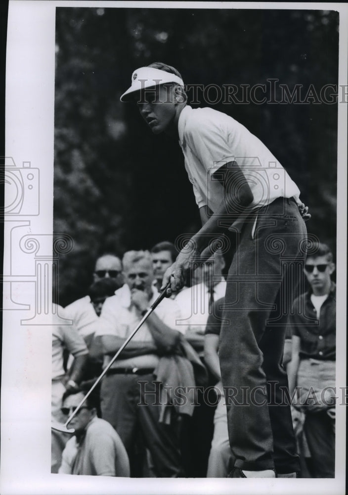 1966 Press Photo Arne Dokka watches his putt during tournament at Brown Deer.- Historic Images