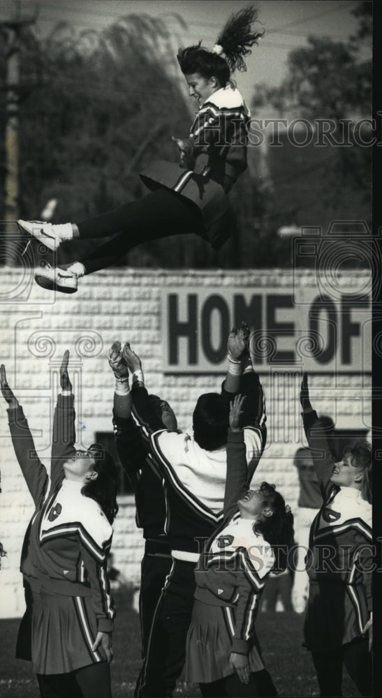 1991 Press Photo Carroll College - Alicia Williamson and Other Cheerleaders- Historic Images