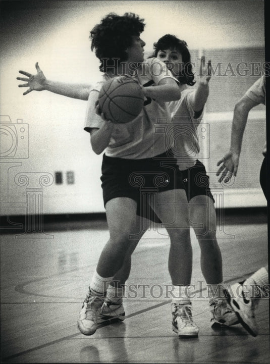 1991 Press Photo Basketball Players Jeanne Look and Tracy Horvath - mjt00435- Historic Images