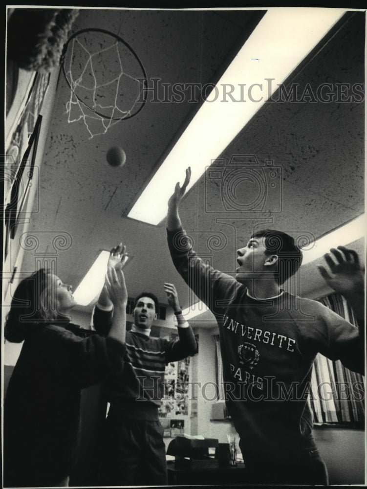 1988 Press Photo Marquette University - Rowie Harney, Others Play Minibasketball- Historic Images