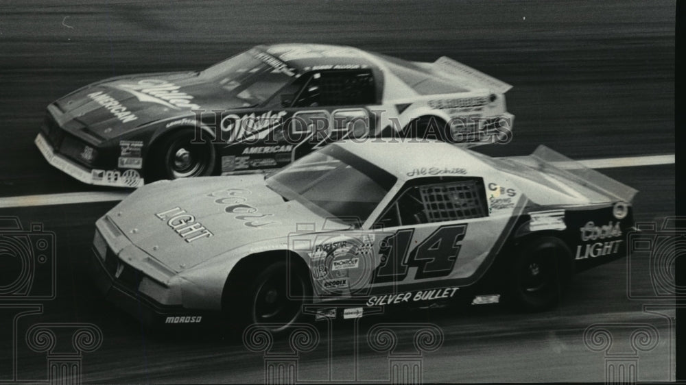 1985 Press Photo Slinger Speedway - Neil Bonnett and Bobby Allison in Race- Historic Images