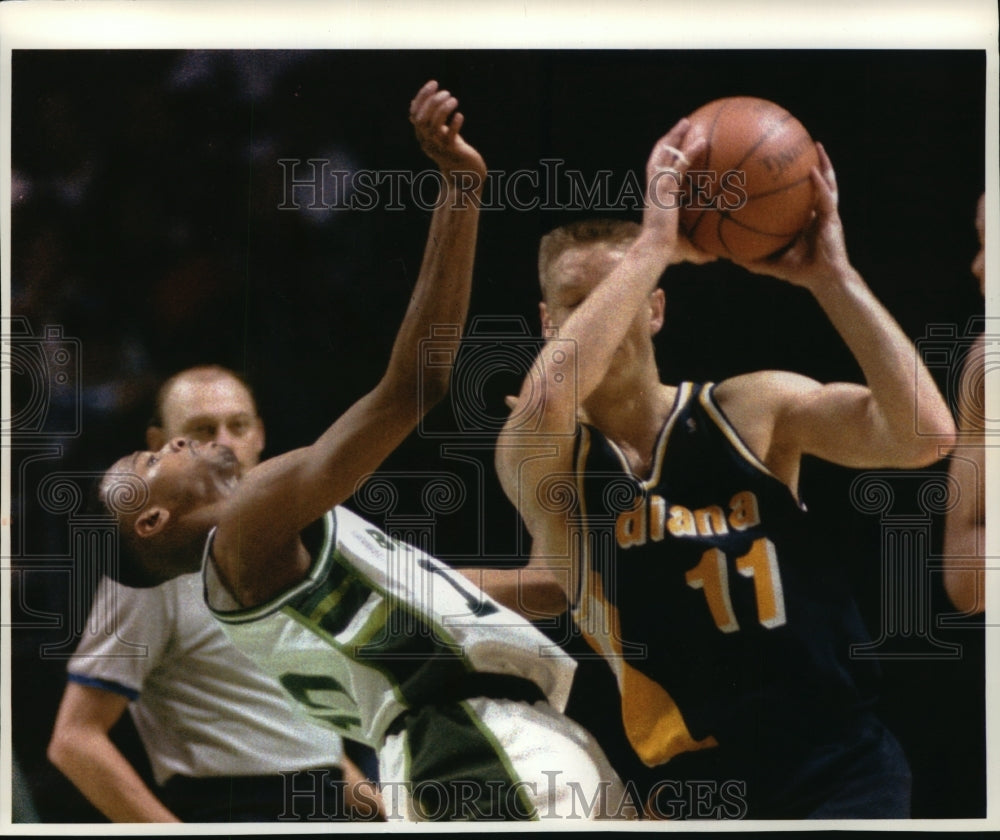 1993 Press Photo Todd Day, Bucks, and Detlef Schrempf, Indiana, Basketball- Historic Images