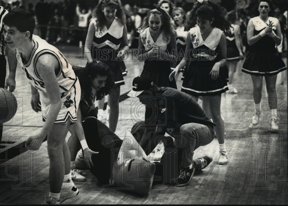 1992 Press Photo Waukesha South High School - Mascot and Cheerleaders- Historic Images