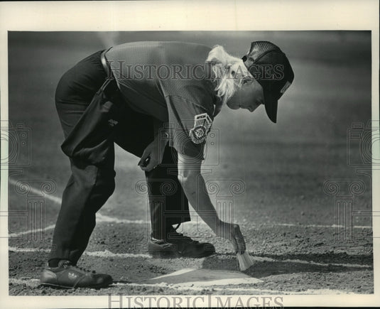 1986 Press Photo Prominent woman umpire Chris Boschee sweeps up - mjt00889- Historic Images