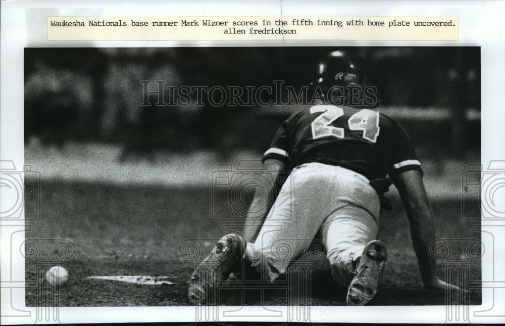 1990 Press Photo Wisconsin baseball player Mark Wizner, scores in 5th inning- Historic Images