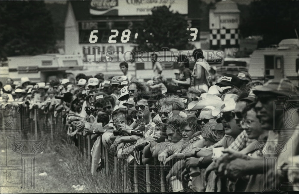 1981 Press Photo A packed crowd of race car fans at Road America in Elkhart Lake- Historic Images