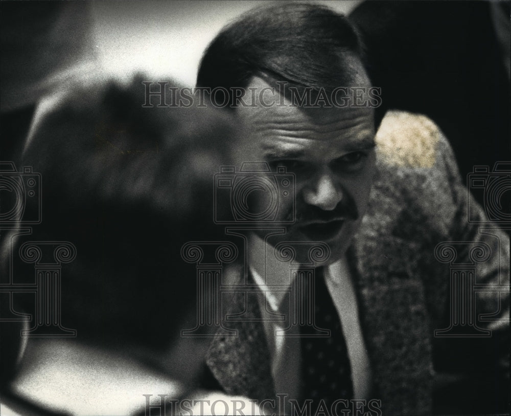 1991 Press Photo Northstars coach Bill Hintz gives instructions to his players.- Historic Images